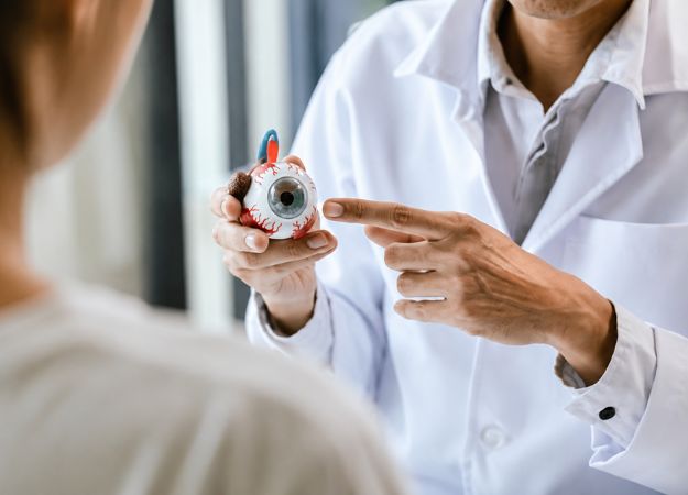 eye-doctor-consultation